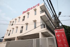 RedDoorz near Taman Palem