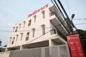 RedDoorz near Taman Palem