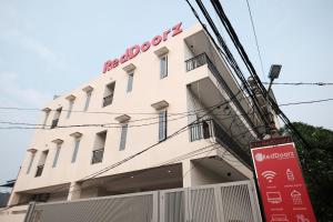 RedDoorz near Taman Palem