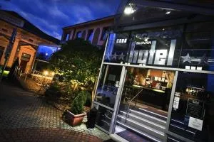 斯洛文酒店 - 绍尔戈陶尔扬