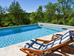 Maisons de vacances Gorgeous Mansion in Thizay with Private Swimming Pool : photos des chambres