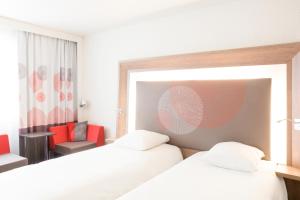 Standard Twin Room room in Novotel Amsterdam Schiphol Airport