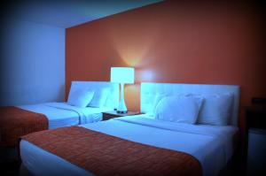 Queen Room with Two Queen Beds - Non-Smoking room in Howard Johnson by Wyndham Roseburg