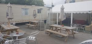 the jackdaw pub SELF CATERING STATIC CARAVAN free breakfast supplied