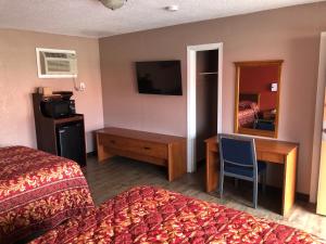 Queen Room with Two Queen Beds - Smoking room in Budget Inn - New Albany
