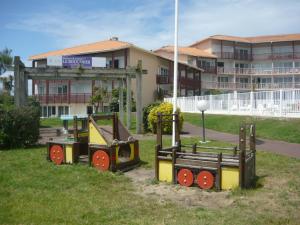 Les Landes avec piscine et près du lac