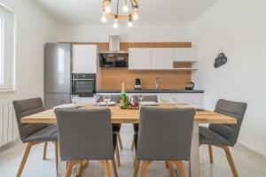 S&I Peaceful Holiday Home With Pool & Jacuzzi