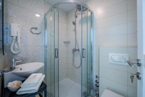 Double Room with Balcony and Sea View room in Hotel Domino