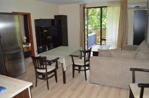 One -Bedroom Apartment with Garden View room in Apart Complex Amphora Palace