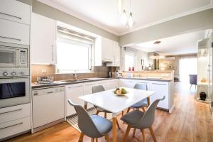 Penthouse 3BD apt w sea-view in Athenian Riviera