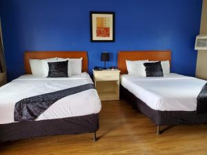 Queen Room room in PineCrest Inn & Suites