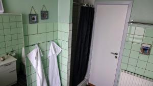 2 rooms, private kitchen, bathroom, and garden.