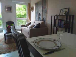 Quiet and Spacious 80m2 Flat Near Historic Center and Quays