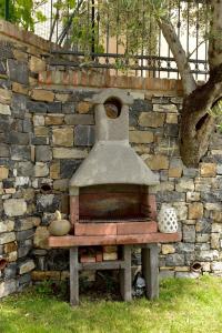 casa con mini piscina, giardino e area giochi per bambini
