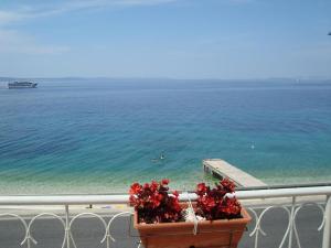 Apartments by the sea Mali Rat (Omis) - 2811