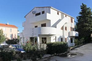 Apartments with a parking space Novalja Pag 9350