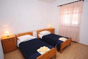 Family friendly seaside apartments Jezera, Murter - 9502