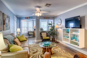 Two-Bedroom Apartment room in Breezy Bungalow Condo