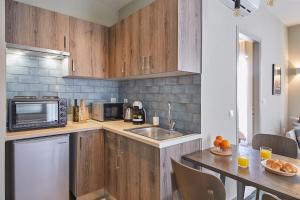 Spacious Suite w. huge balcony + Acropolis view