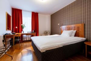 Standard Queen Room - Non-Smoking room in Sure Hotel Studio by Best Western Esplanade