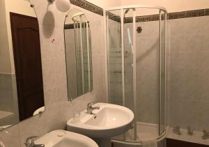 B&B / Chambres d'hotes Le vieux chateau de Hommes : Chambre Double avec Salle de Bains Privative