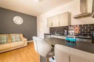 PLATFORM Avenues Apartment 2 with Free Street Parking - 科廷厄姆