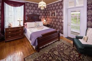 Queen Room with Balcony room in The Steamboat House