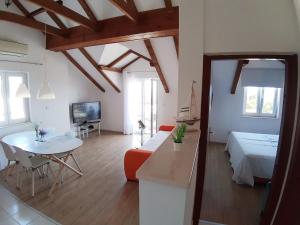 Liliana Bol Apartment with Wonderful Sea View Near the Beaches