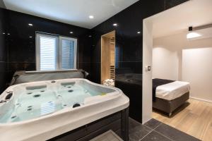 Downtown Marcius Luxury Apartment with Jacuzzi & Sauna