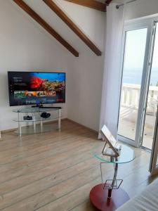 Liliana Bol Apartment with Wonderful Sea View Near the Beaches