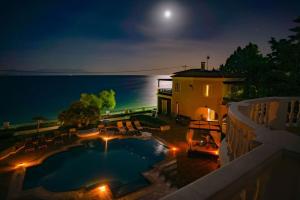 Villa Dolphin - Beachfront Maisonette with Pool Achaia Greece