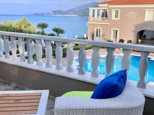 Villa Dolphin - Beachfront Maisonette with Pool Achaia Greece