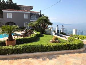 Villa Dolphin - Beachfront Maisonette with Pool Achaia Greece