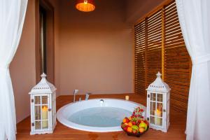 Honeymoon Room with Spa Bath - Swim Up room in Arwen Hotel