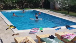 Mala kuća sa velikim grijanim bazenom ANTONIO