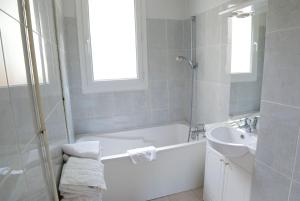 Hôtel Les Colombes photo 18