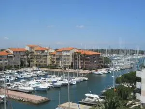 Beau T2 Climatisé sur Marina avec parking privé - 卡内普拉日
