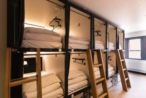 Pod in a 10-12 bed Mixed Dormitory room in Jacobs Inn Hostel
