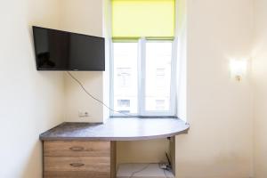 Кониського 7