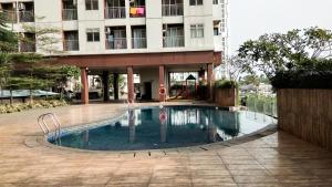 Cozy Studio Serpong Greenview Apartment By Travelio