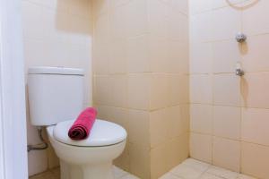 Cozy Studio Serpong Greenview Apartment By Travelio