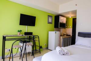 Cozy Studio Serpong Greenview Apartment By Travelio