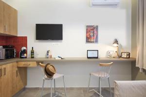 Enjoy Athens from a funky studio near Acropolis!