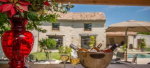 Maisons de vacances Le Mas du Batadou - Gite de charme en Provence : photos des chambres