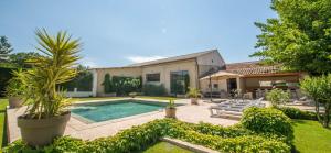 Maisons de vacances Le Mas du Batadou - Gite de charme en Provence : Maison 7 Chambres