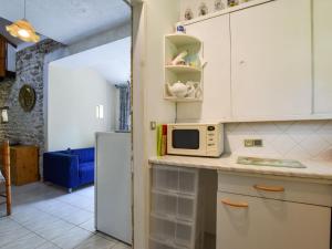 Cozy Cottage in Souvigne with Swimming Pool