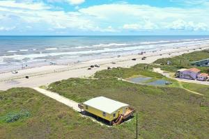 Three-Bedroom House room in New Listing! Beachside Home With Gulf Views & Deck Home