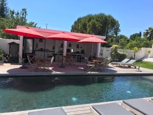 Villa le sud appartements : Appartement - Vue sur Piscine 