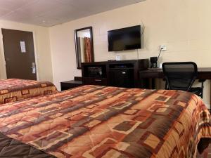 Standard Queen Room with Two Queen Beds - Non-Smoking room in Scottish Inns Tonawanda
