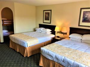 Tower Room - No Waterpark room in Howard Johnson by Wyndham Branson